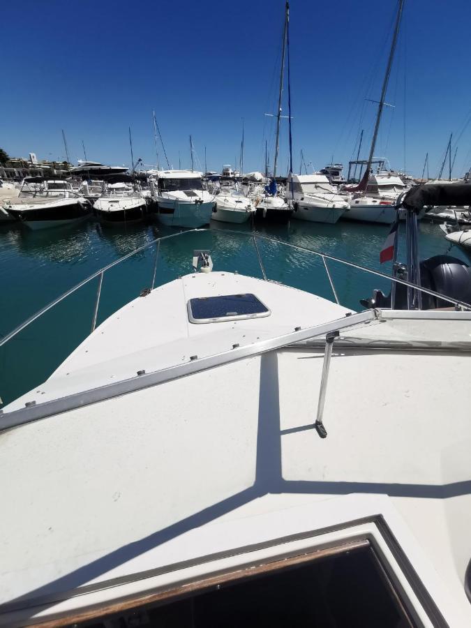 Port De Saint Laurent Du Var - Bateau Moteur Hotel Exterior foto